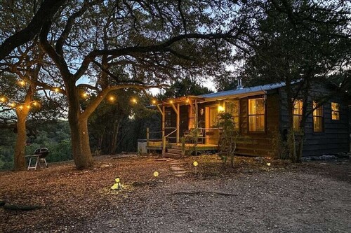 El Sol: Private Cabin with Hot Tub and Amazing Views, 3 mi to Wimberley Square!
