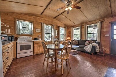 La Luna- Private cabin with amazing views, bed swing, fire pit, & hot tub!