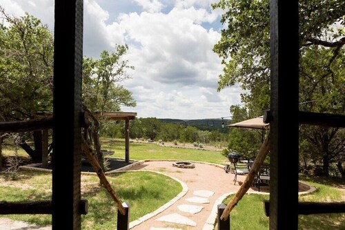 La Luna- Private cabin with amazing views, bed swing, fire pit, & hot tub!