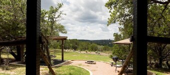 La Luna- Private cabin with amazing views, bed swing, fire pit, & hot tub!