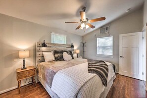 2 bedrooms, iron/ironing board, free WiFi, bed sheets