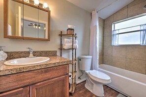 Dusj, hårføner og håndklær