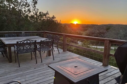 Las Estrellas Lots of privacy with stunning views, 2 decks, private hot tub!