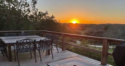 Las Estrellas Lots of privacy with stunning views, 2 decks, private hot tub!
