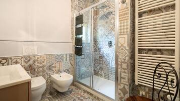 Dusche, Haartrockner, Bidet, HandtĂŒcher