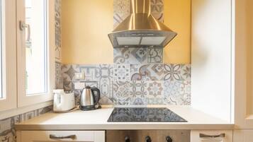 Frigorifero, microonde, piano cottura, lavastoviglie