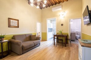TV - Alicante apartment in Florence by Mmega (Firenze)