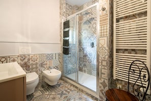Dusche, Haartrockner, Bidet, Handtücher