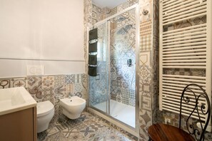 Shower, hair dryer, bidet, towels - Alicante apartment in Florence by Mmega (Firenze)