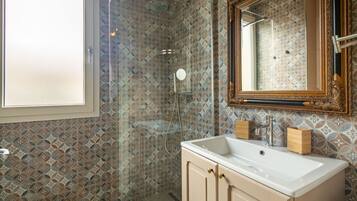 Een douche, een haardroger, een bidet, handdoeken