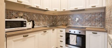 Kühlschrank, Mikrowelle, Herdplatte, Geschirrspüler