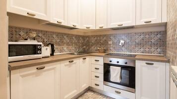 KĂŒhlschrank, Mikrowelle, Herdplatte, GeschirrspĂŒler