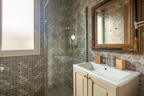 Shower, hair dryer, bidet, towels