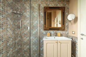 Shower, hair dryer, bidet, towels
