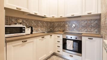 Frigorifero, microonde, piano cottura, lavastoviglie