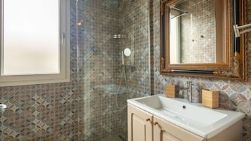 Een douche, een haardroger, een bidet, handdoeken