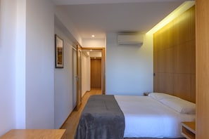 1 slaapkamer, een bureau, een strijkplank/strijkijzer, reisbedje