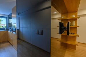 Frigorifero, microonde, forno, piano cottura