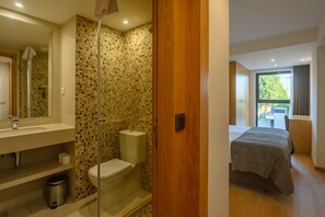Een bad, een haardroger, een bidet, handdoeken