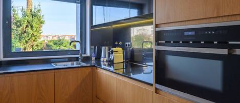 Réfrigérateur, micro-ondes, four, plaque de cuisson