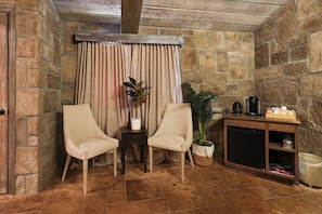 Quarto, 1 cama King, chuveiro com barras de apoio, para não fumantes ((Accessible)) | Roupas de cama premium, cortinas blackout, ferros/tábuas de passar roupa