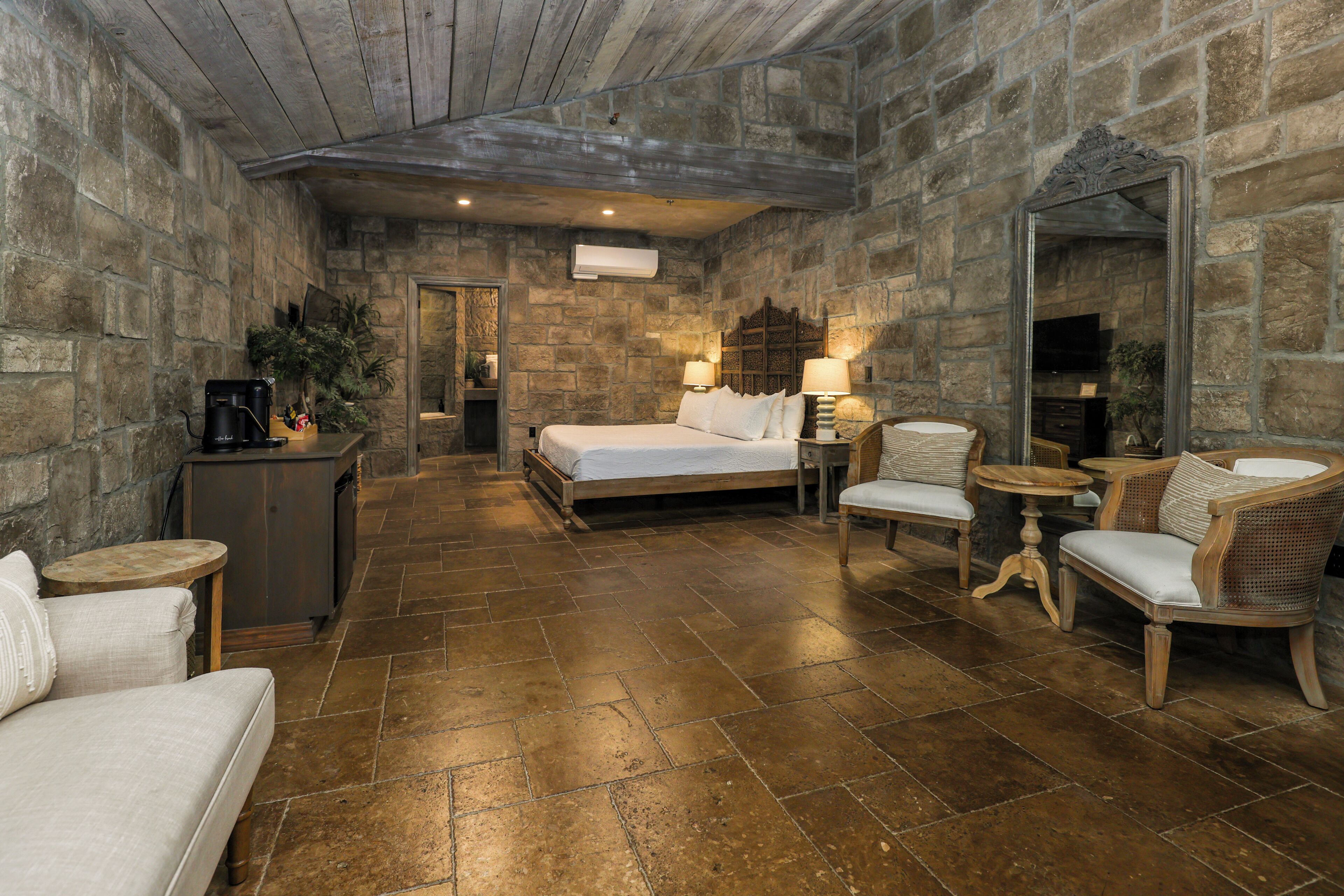 Enkeltrom, 1 kingsize-seng, ikke-røyk (Suite #4 Single King) | Sengetøy av topp kvalitet, blendingsgardiner og strykejern/-brett