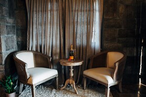 Quarto, 1 cama King, chuveiro com barras de apoio, para não fumantes ((Accessible)) | Área de estar | TV 55 polegadas com canais digitais, Netflix, Hulu