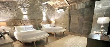 Double Room, 2 Katil Ratu (Queen), Non Smoking (Room #5) | 1 bilik tidur, peralatan tempat tidur premium