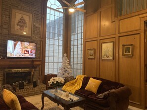 Living area - Houston Family Retreat (Houston)