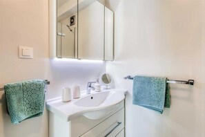 Douche, serviettes fournies