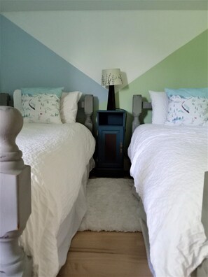 5 bedrooms, desk, WiFi, bed sheets - Perkin Lodge (Invermere)