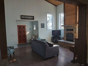 Smart TV, fireplace, DVD player, computer monitors - Perkin Lodge (Invermere)