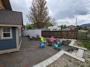 Outdoor dining - Perkin Lodge (Invermere)