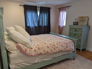 5 bedrooms, desk, WiFi, bed sheets - Perkin Lodge (Invermere)