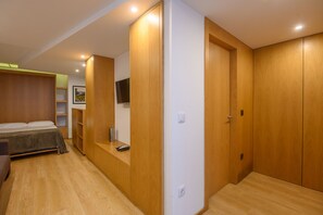 Desk, iron/ironing board, travel crib, free WiFi - Northern Star - Studio 1.3 Porto (in the city center) (Porto)