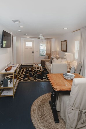 Smart TV, books - Historical Darien Cottage  (Darien)