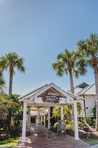 Historical Darien Cottage 