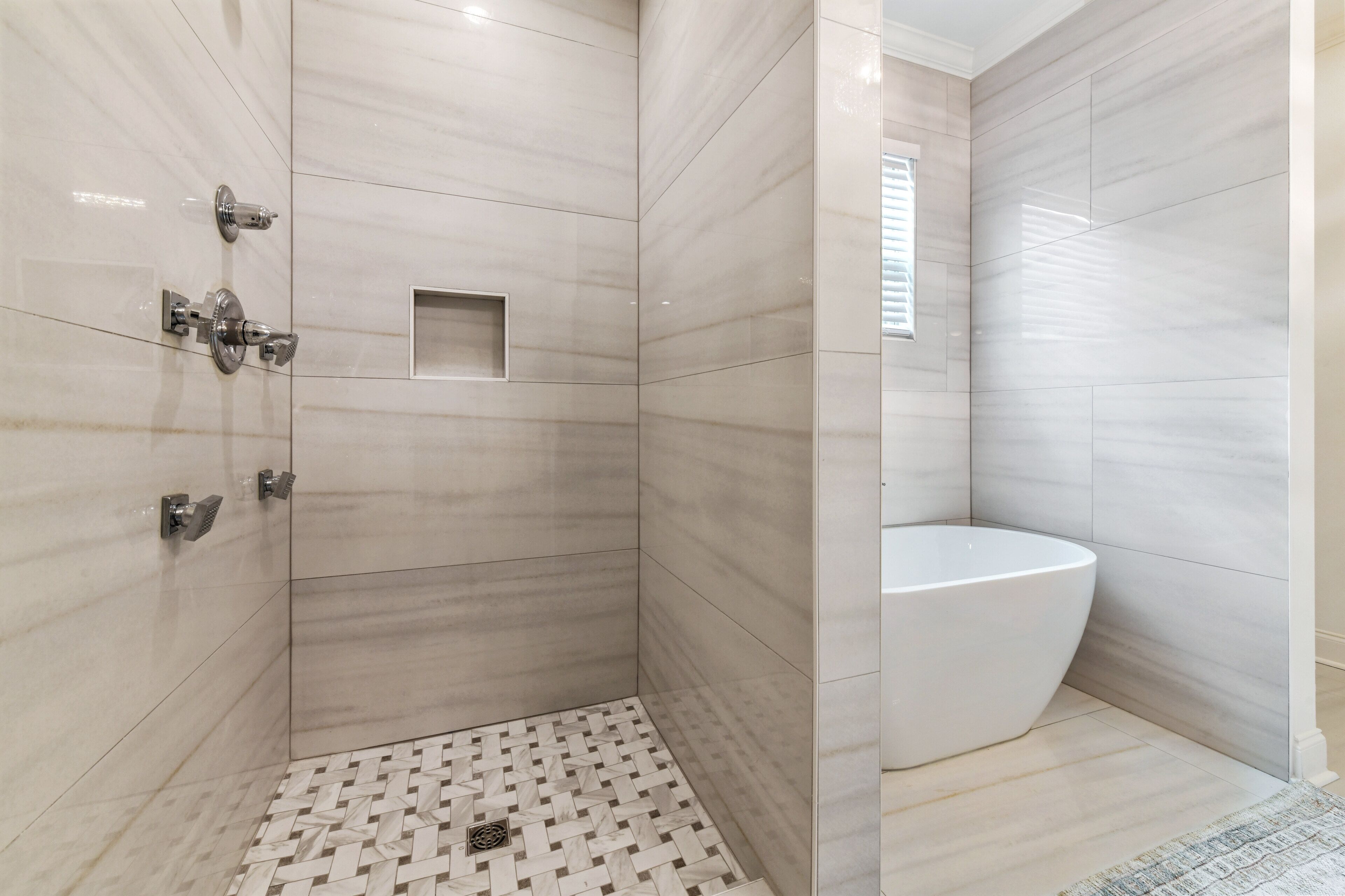Bañera con ducha, artículos de tocador ecológicos, secador de pelo