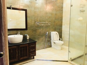 Towels, soap, toilet paper - Riverdale Ridge - Deluxe Suite (Kandy)