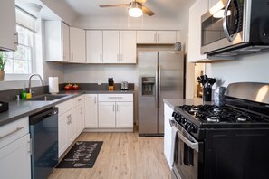 冷蔵庫、電子レンジ、オーブン、コンロ