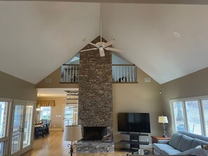 TV, fireplace, table tennis - The View on Weiss Lake (cedar bluff)