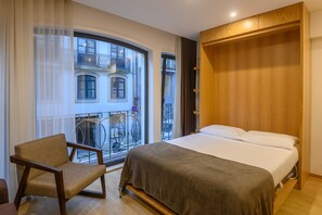 Bureau, fer et planche à repasser, lit parapluie, Wi-Fi gratuit