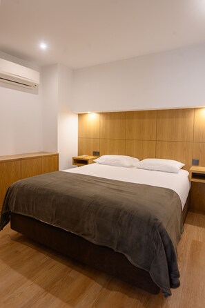 2 chambres, bureau, fer et planche à repasser, lit parapluie