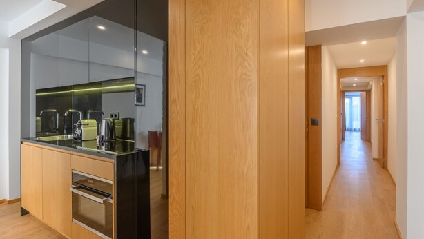 A modern kitchen with a built-in oven and a glass backsplash. - Northern Star - Apartment 2.0 Porto (in the city center) (Porto)
