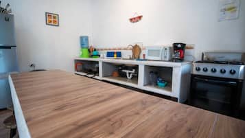 Microondas, horno, cafetera y tetera y comedor