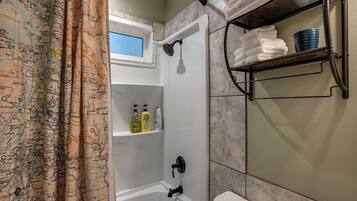 Villa (3 Bedrooms) | Baño | Tina con regadera, toallas, jabón, papel de baño