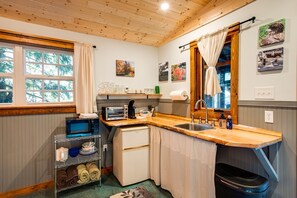 Cabaña (1 Bedroom) | Cocineta privada | Frigobar, microondas, cafetera y tetera y horno tostador