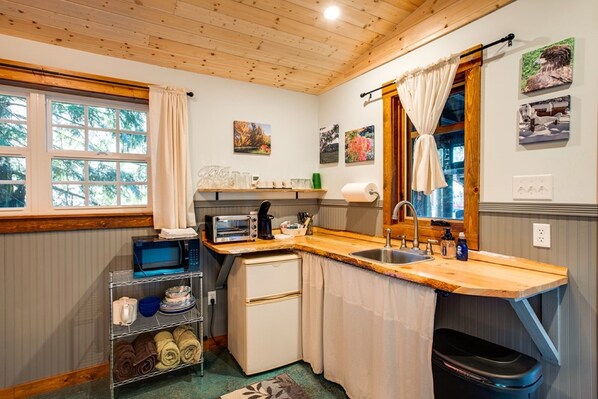 Cabin (1 Bedroom) | Private kitchenette | Mini-fridge, microwave, coffee/tea maker, toaster oven