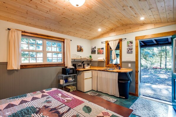 Ferienhütte (1 Bedroom) | Eigene Kochnische | Mini-Kühlschrank, Mikrowelle, Wasserkocher mit Kaffee-/Teezubehör