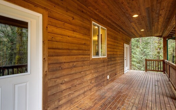 A wooden cabin with a covered porch, a window, and a door. - 20GS - WiFi - F/P - W/D - Sleeps 6 (Deming)
